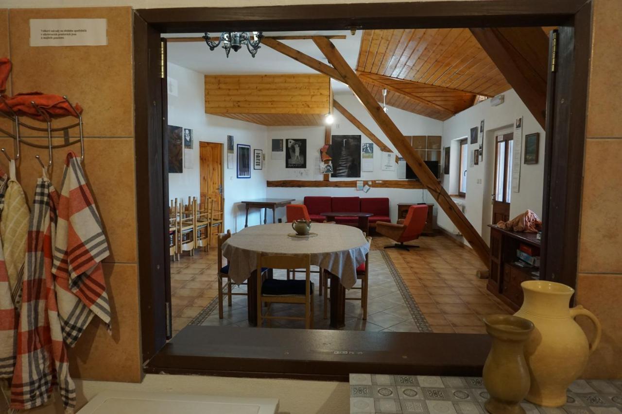 Mlyn-Osvracin Apartment Bagian luar foto