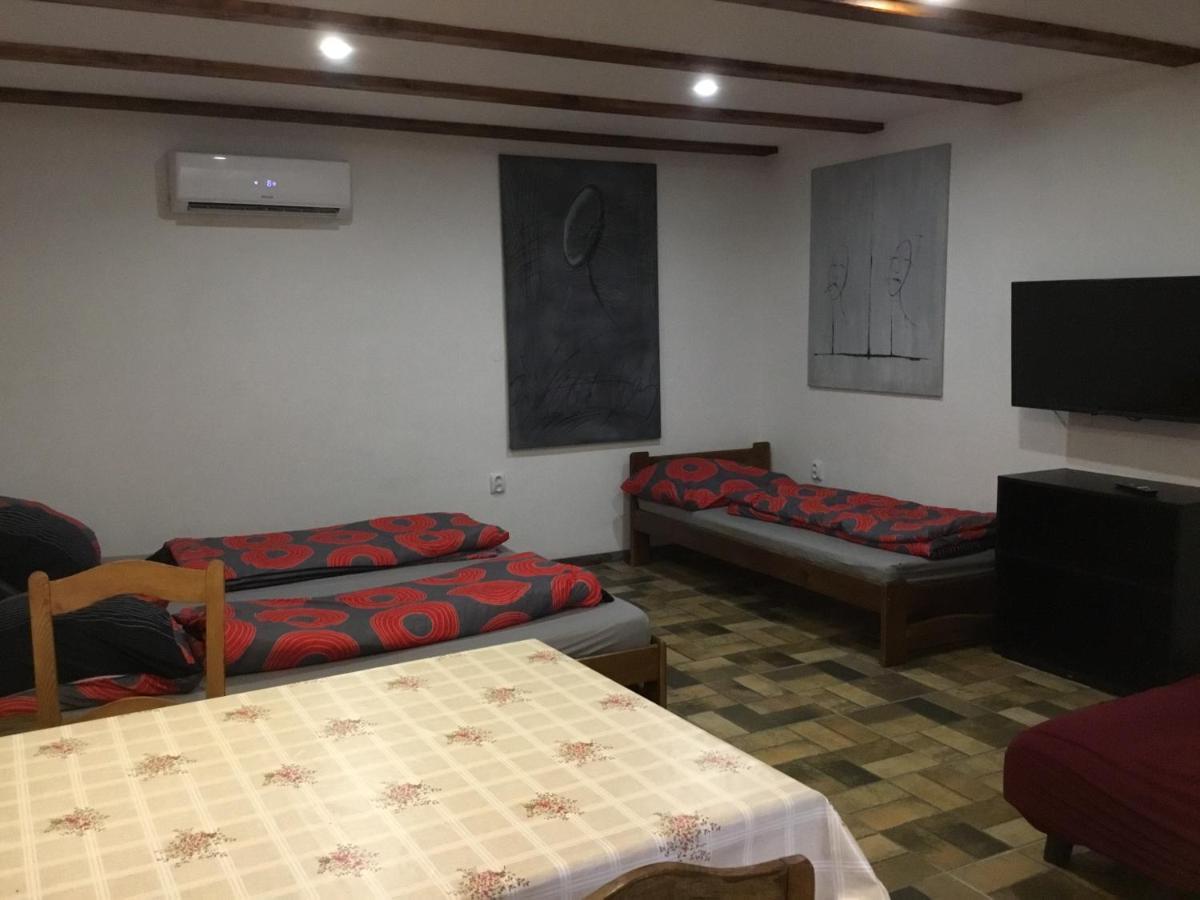 Mlyn-Osvracin Apartment Bagian luar foto
