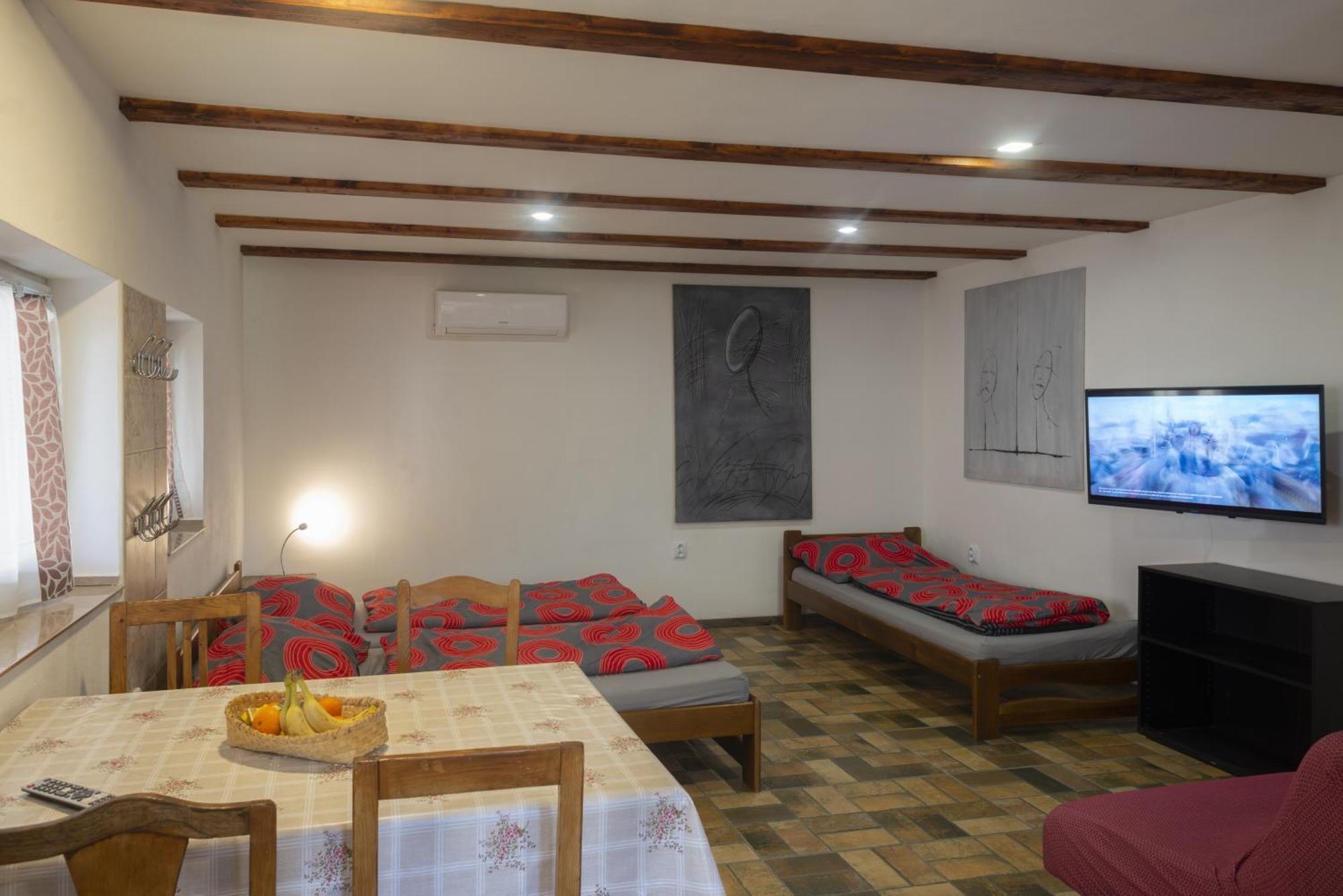 Mlyn-Osvracin Apartment Bagian luar foto